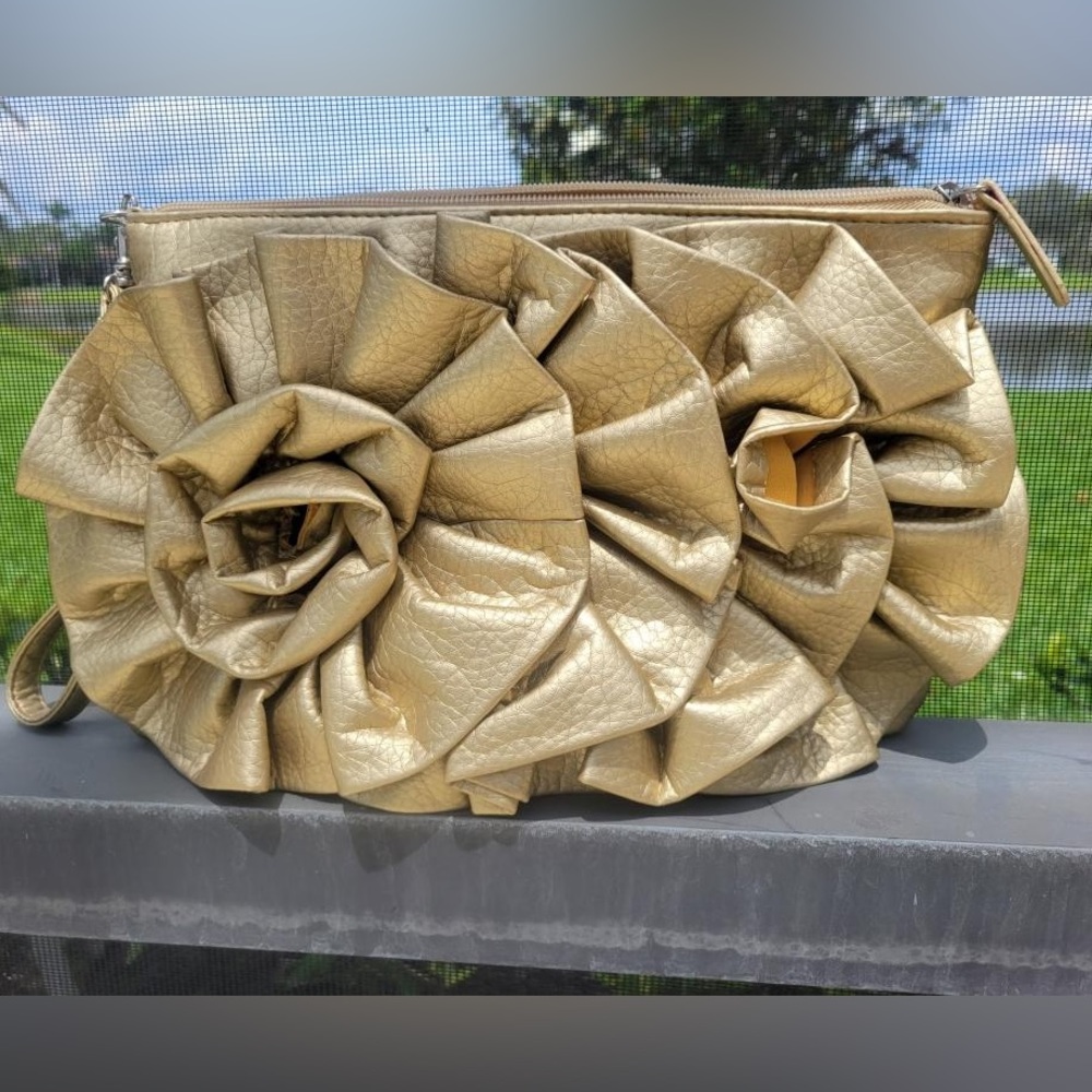 Gold dimensional ruffle rose wristlet - Picture 4 of 6